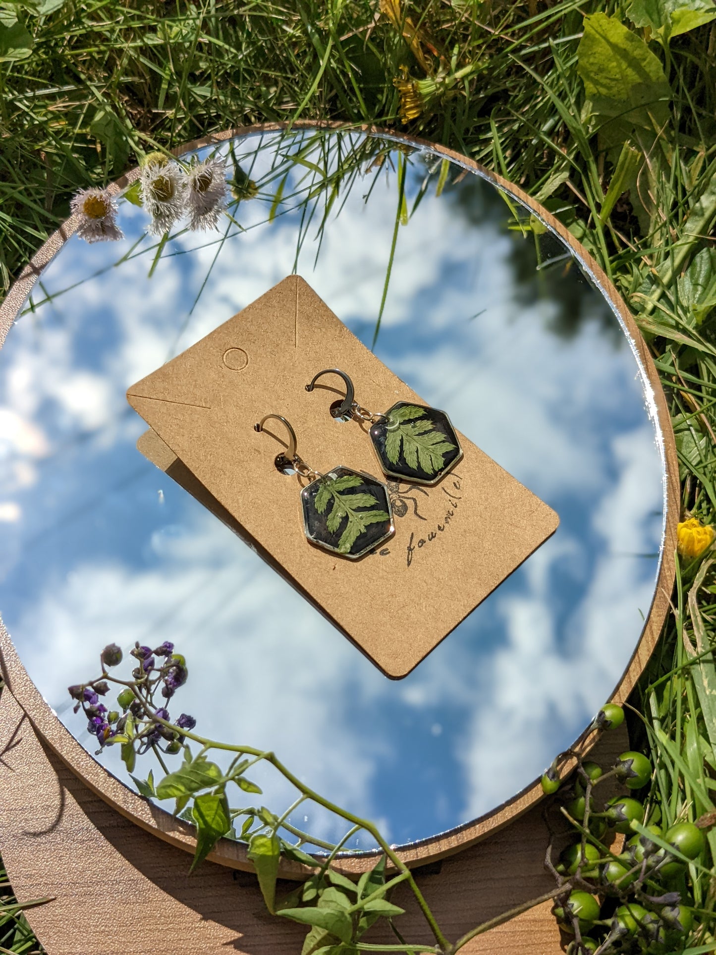 Boucles d'oreilles en véritable fougère sur fond noir