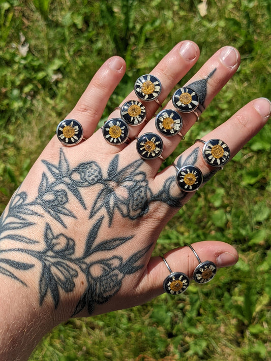 Tiny daisy ring