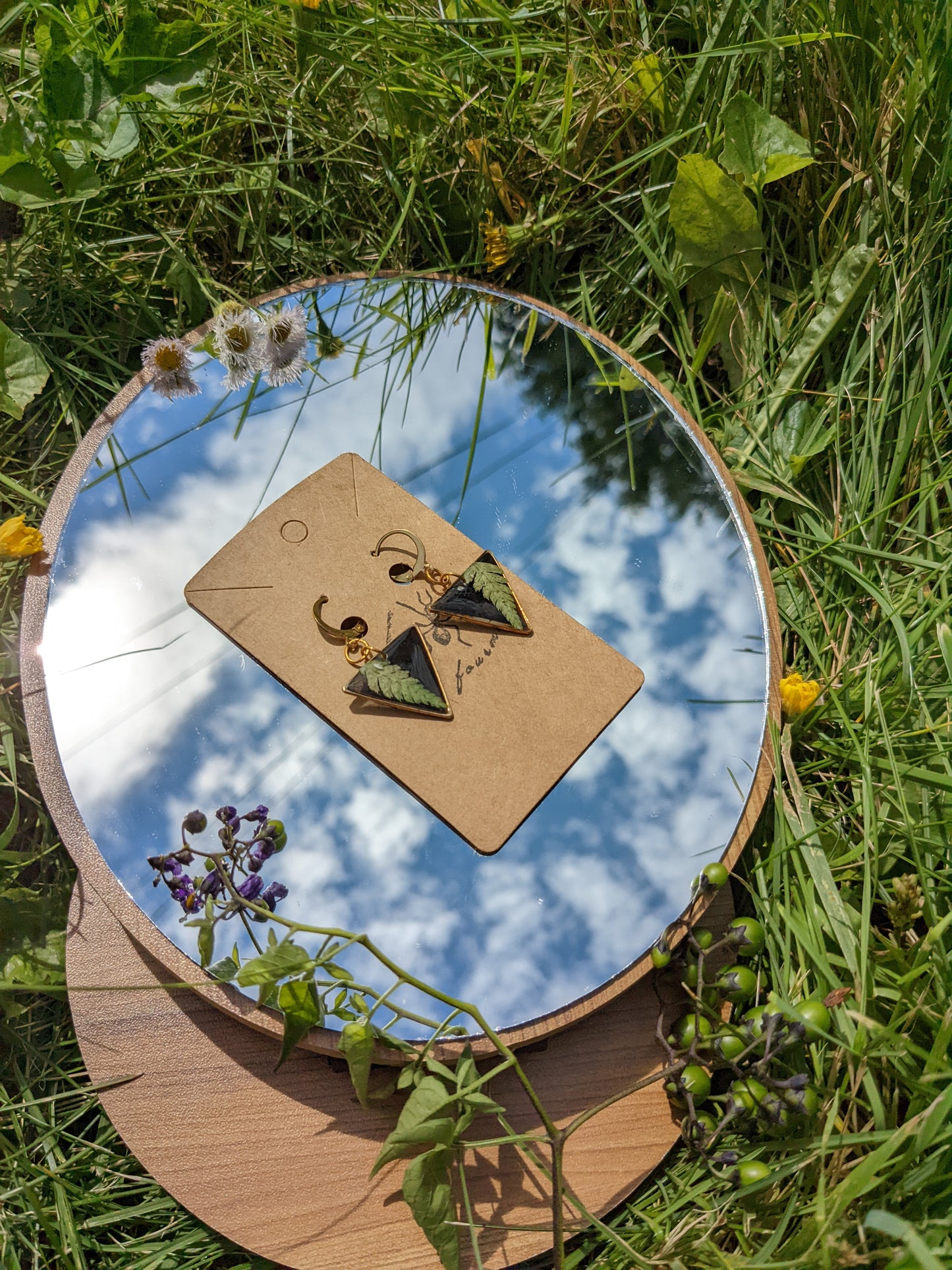 Boucles d'oreilles en véritable fougère sur fond noir